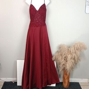 Blondie Nites Elegent cherry Red Satin/embrodery V Neck Evening Gown sz 15 Fairy